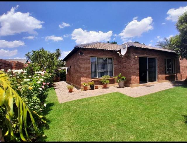 3 BEDROOM TOWNHOUSE FOR SALE IN HEUWELSIG ESTATE